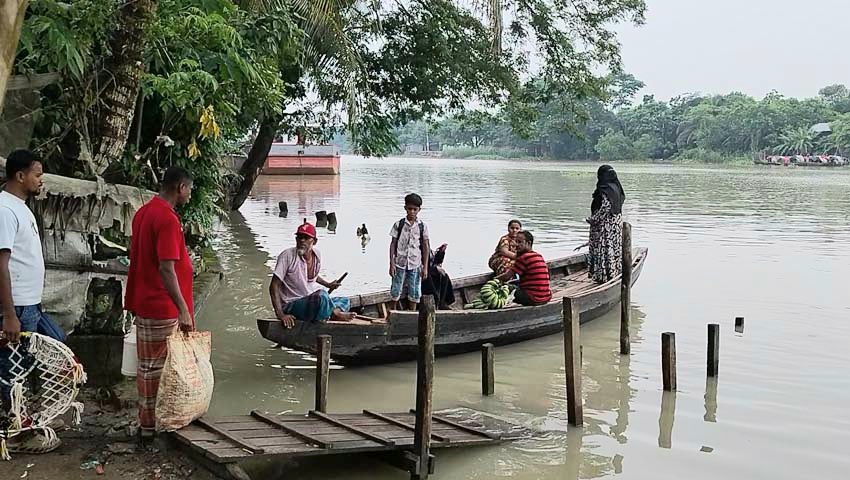 ইজারায় লাখ টাকা, তবু স্থায়ী ঘাট নেই কাঠপট্টিতে