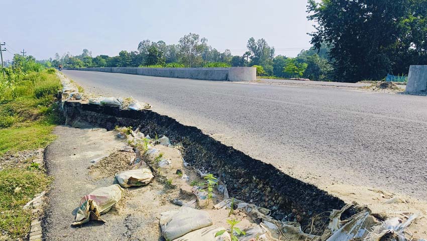 চার লেনের কাজ শেষ, মহাসড়কে দেখা দিয়েছে ফাটল-ভাঙন