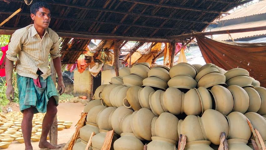প্লাস্টিকের দাপটে হারিয়ে যাচ্ছে রুদ্রপাড়ার মৃৎশিল্প