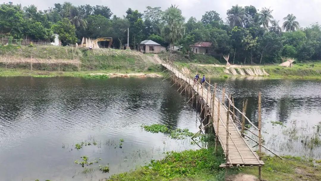 চিত্রা নদীতে সেতু নেই, ৩ গ্রামের মানুষের ভরসা বাঁশের সাঁকো