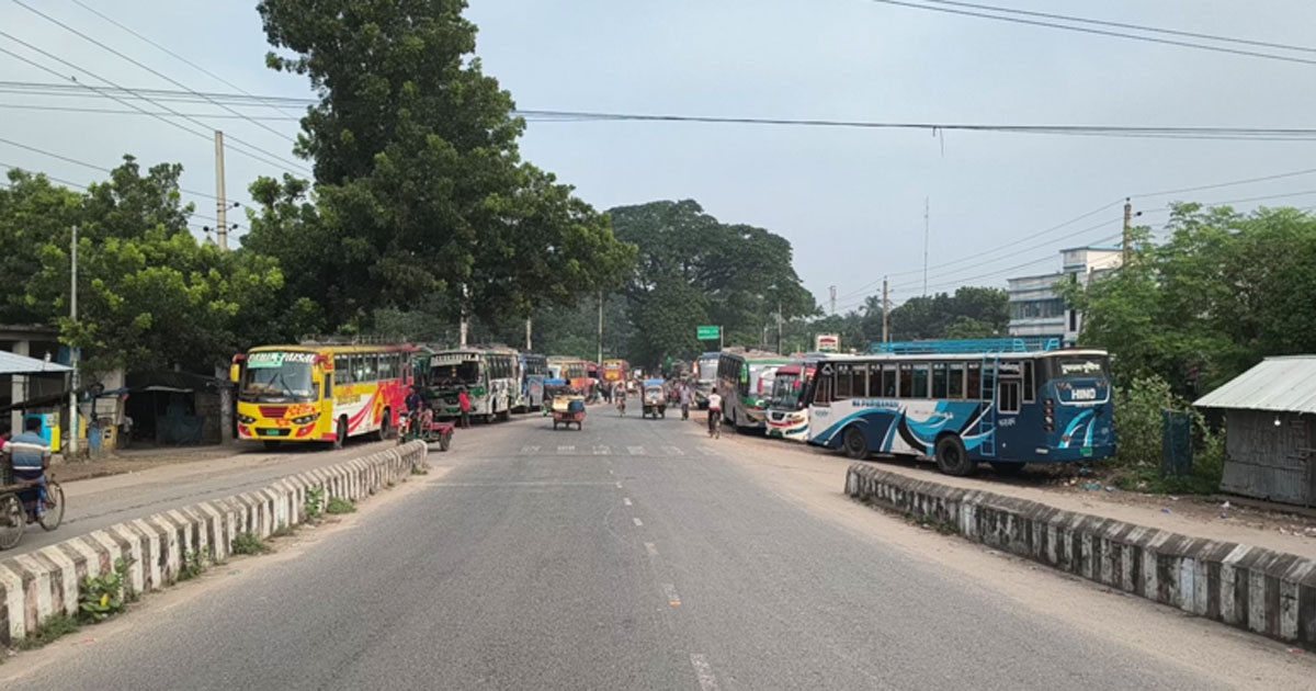 ৫ রুটে বাস বন্ধ থাকায় চুয়াডাঙ্গায় চরম যাত্রীভোগান্তি