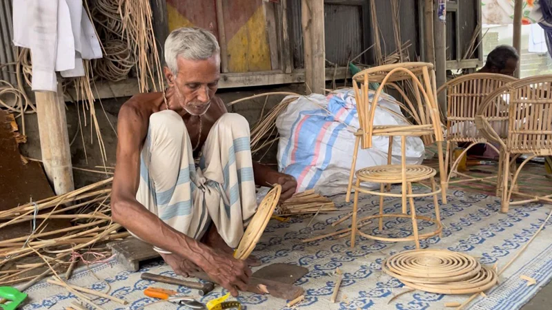 ঐতিহ্য আঁকড়ে ধরে টিকে থাকার লড়াই