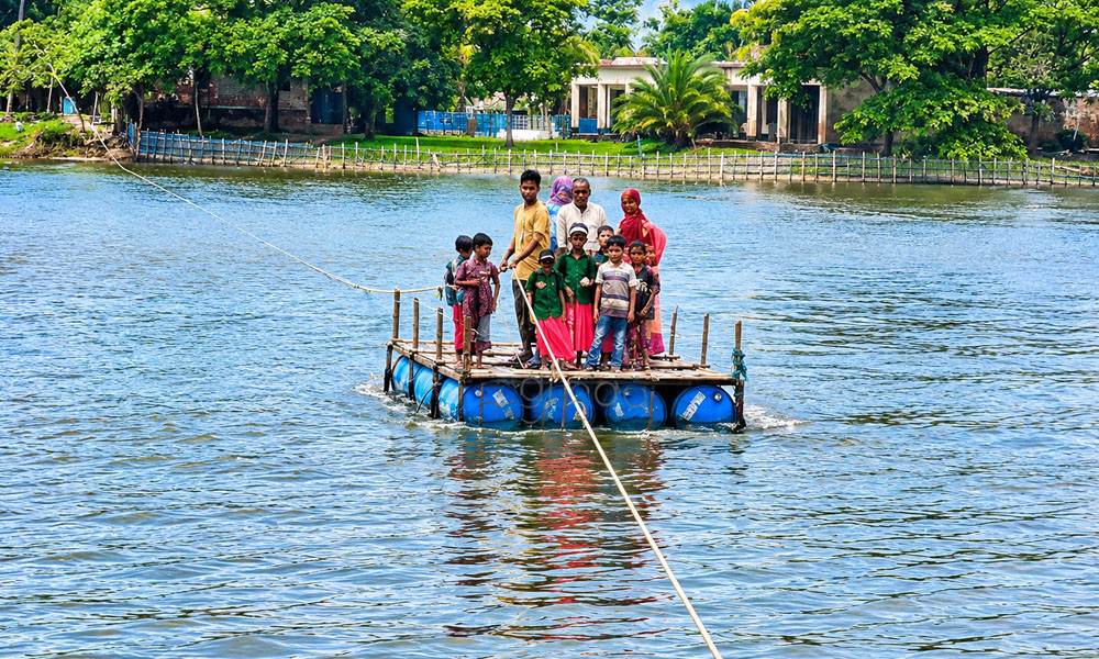 ভাঙা বাঁধের ১৭ বছর, ঝুঁকি নিয়ে স্কুলে যাচ্ছে শিশুরা