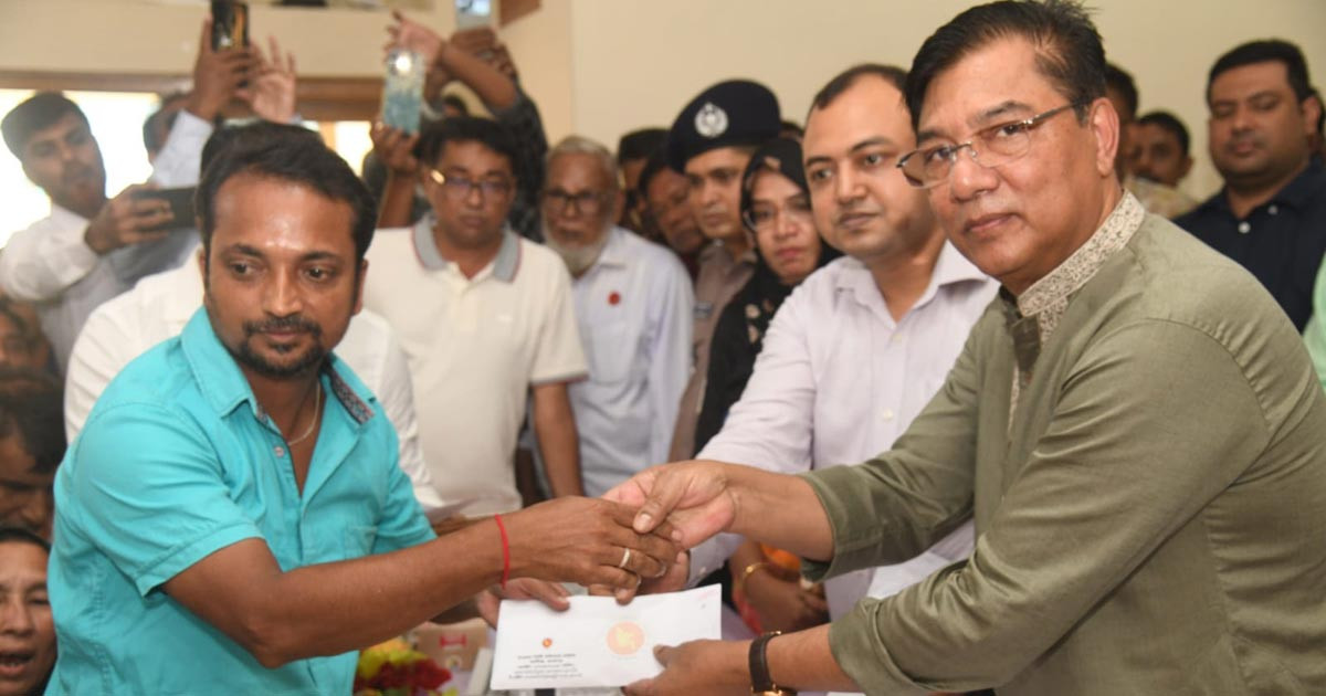 অপপ্রচারের বিরুদ্ধে বস্তুনিষ্ঠ সংবাদ প্রচারের তাগিদ বিমানমন্ত্রীর