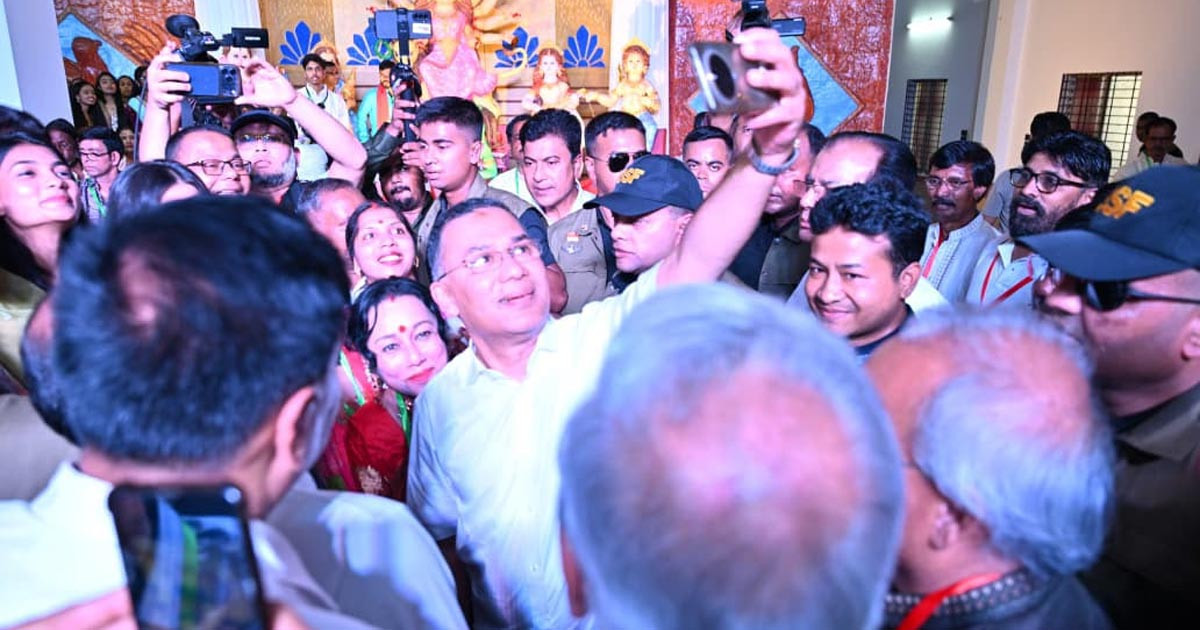 রংপুরে পূজামণ্ডপে প্রধানমন্ত্রী, ভক্তদের সঙ্গে তুললেন সেলফি