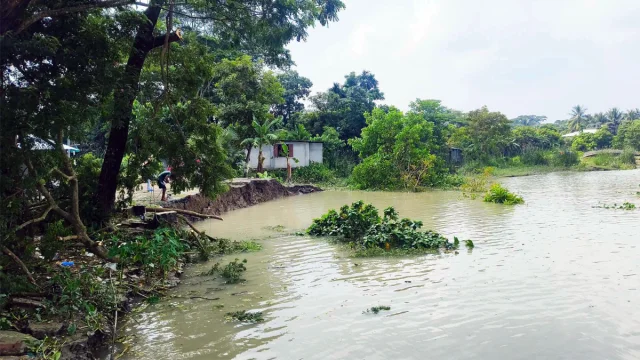 ভাঙনে বিলীন মসজিদ-বসতভিটা, ঝুঁকিতে বরিশাল বিমানবন্দর
