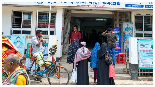 শাহজাদপুর হাসপাতালে শয্যা সংকট, মেঝেতেই চলছে চিকিৎসা