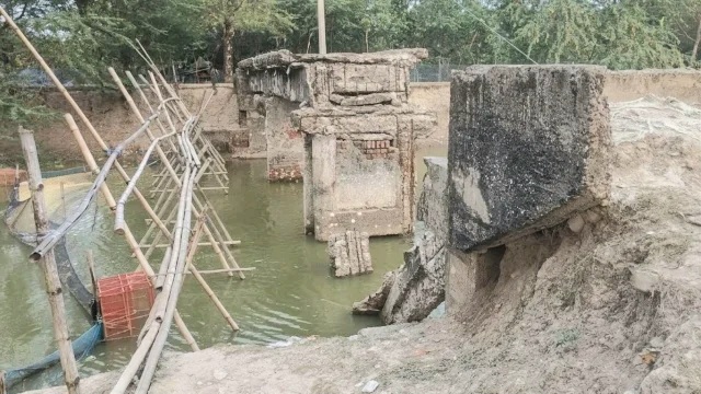 সেতু ভেঙেছে ছয় বছর আগে, ঝুঁকি নিয়ে পারাপার হাজারো মানুষ