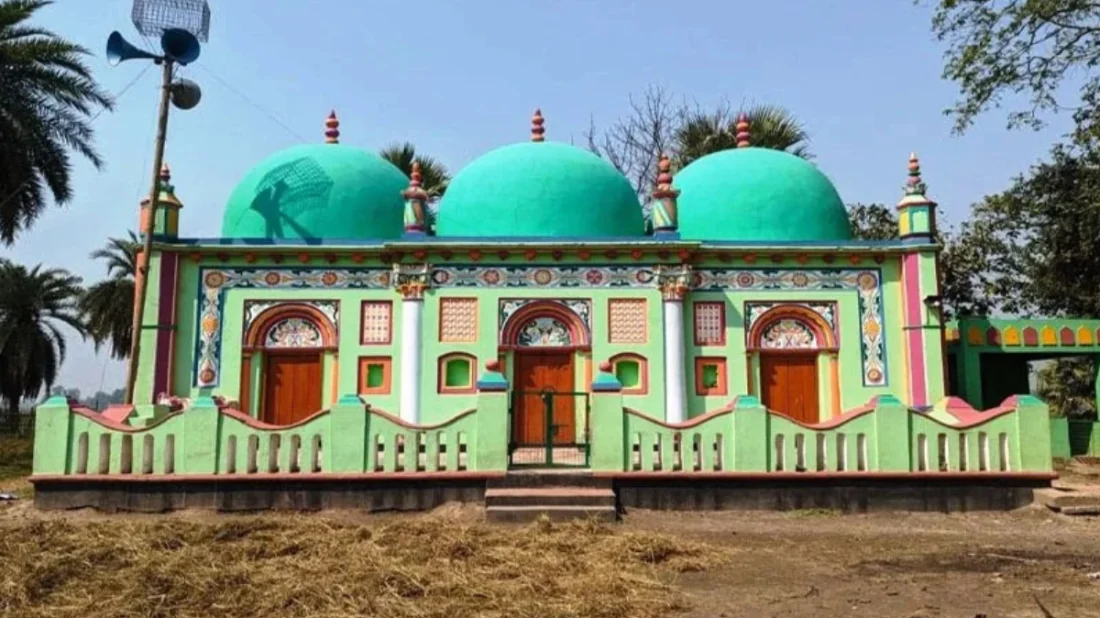 অবহেলায় ধ্বংসের পথে বারুহাসের প্রাচীন মসজিদ ও ইমামবাড়ি