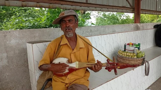 দোতারায় সুর তোলেন, তবু দুমুঠো খাবারের নিশ্চয়তা নেই রইচের