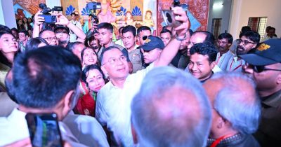 রংপুরে পূজামণ্ডপে প্রধানমন্ত্রী, ভক্তদের সঙ্গে তুললেন সেলফি