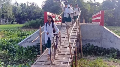 ব্রিজ নির্মাণের পরও দুর্ভোগ, বাঁশের চাটাইয়ে শিক্ষার্থীদের পারাপার