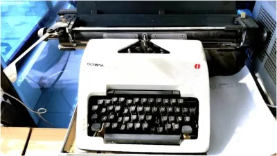 একসময় অফিস-আদালতের প্রাণ, আজ বিলুপ্তির পথে টাইপরাইটার