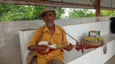 দোতারায় সুর তোলেন, তবু দুমুঠো খাবারের নিশ্চয়তা নেই রইচের