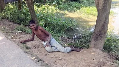 ১২ বছর ধরে শিকলে বন্দি বকুল, চিকিৎসার সামর্থ্য নেই পরিবারের