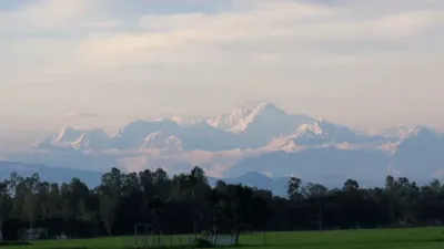 মেঘমুক্ত আকাশে কাঞ্চনজঙ্ঘা দেখতে তেঁতুলিয়ায় পর্যটকের ভিড়