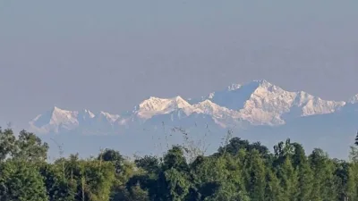 শুভ্র কাঞ্চনজঙ্ঘার টানে তেঁতুলিয়ায় পর্যটকের ঢল