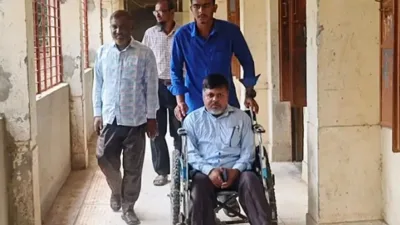 শারীরিক প্রতিবন্ধকতা হার মানেনি, ১০ বছর ধরে হুইলচেয়ারে পাঠদান