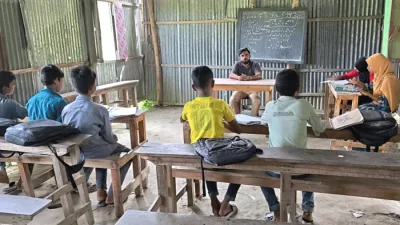 জরাজীর্ণ বিদ্যালয়ে শিক্ষার আলো, দেখার কেউ নেই?