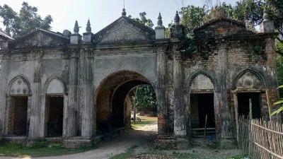 অবহেলায় হারিয়ে যাচ্ছে ঘুঘুডাঙ্গার ঐতিহাসিক জমিদারবাড়ি