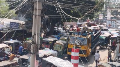 পার্কিংয়ের জায়গা নেই, যানজটে স্থবির কুড়িগ্রাম শহর