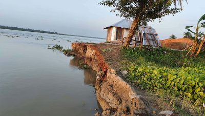 বাউফলে নদীভাঙনে বিলীনের পথে গ্রাম, ঝুঁকিতে শিক্ষাপ্রতিষ্ঠান