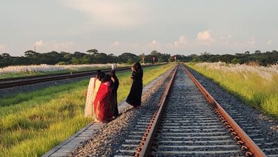 বিনোদনের জায়গা রেললাইন, শিবচরে বাড়ছে মৃত্যুঝুঁকি
