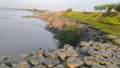 ৩০০ ফুট বাঁধ ধসে প্লাবনের শঙ্কায় উপকূলবাসী