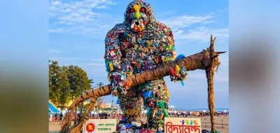 কক্সবাজার সৈকতে পাঁচ টন প্লাস্টিকের ‘দানব’