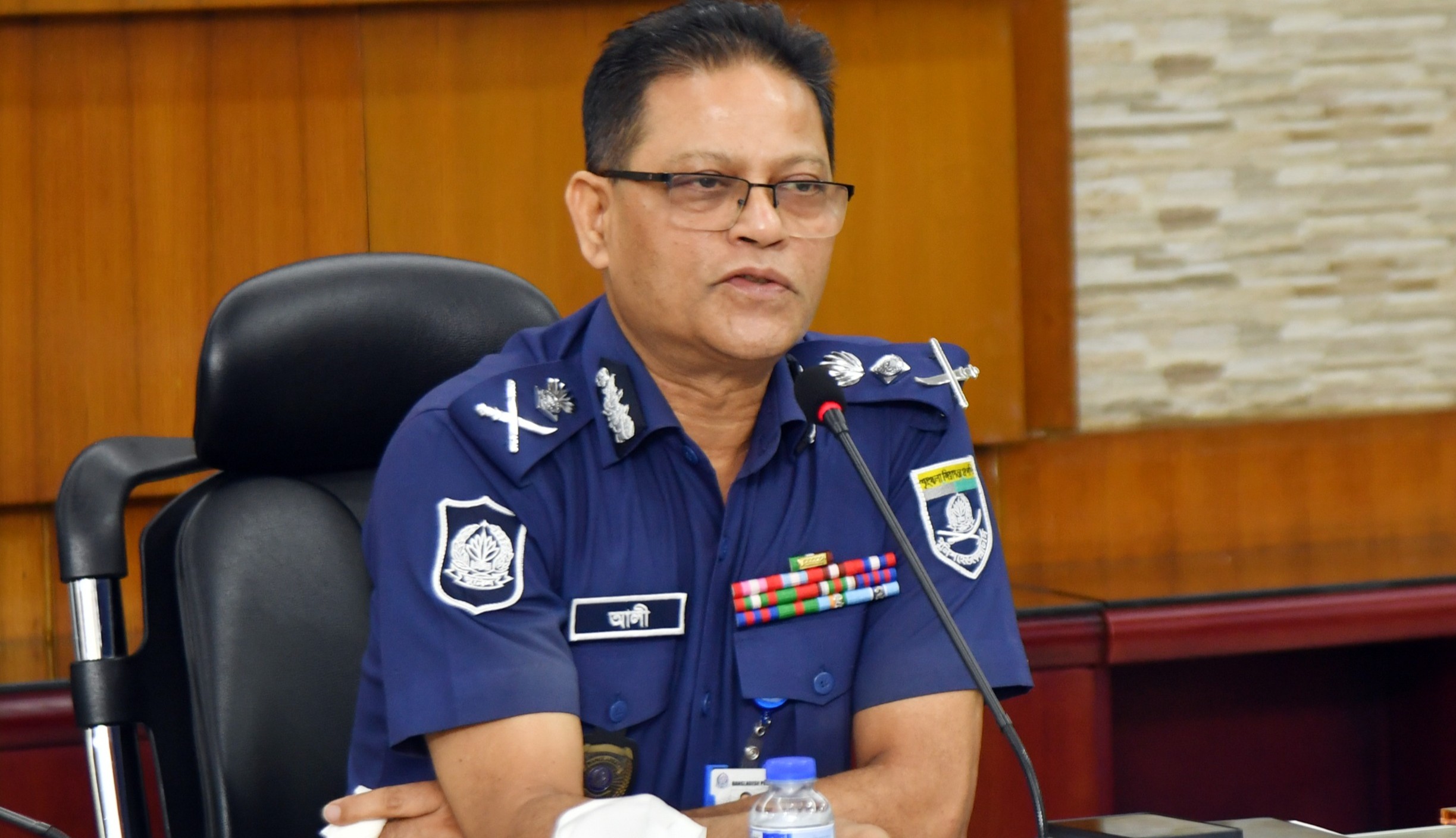 অপরাধ দমনে কঠোর অবস্থানের বার্তা আইজিপির, ‘ক্রসফায়ার’ শব্দটি রূপক অর্থে ব্যবহার!