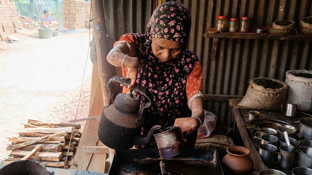 দুই হাতের প্রতিবন্ধকতাকে জয় করে স্বামীর সঙ্গে জোহরার সংসার