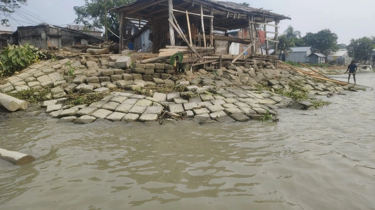 সিডরের ক্ষত শুকায়নি, জোয়ারে ফের ভাঙছে আমতলীর বাঁধ