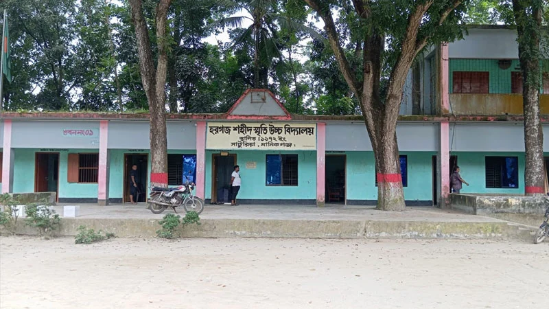 একটি গরুর হাট বদলে দিল শিক্ষার চিত্র, স্কুলে নেই কোনো ফি