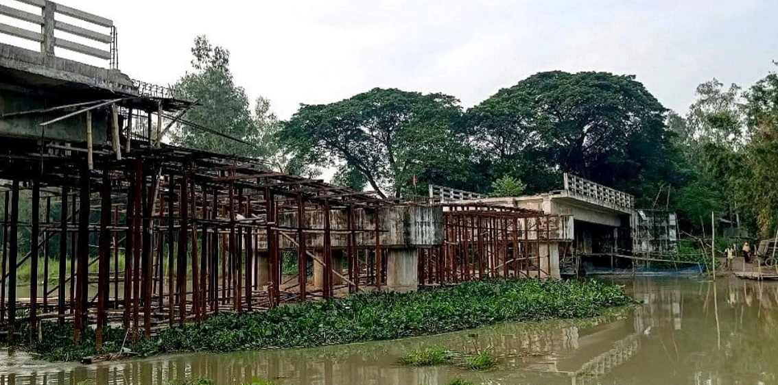দুই বছরে শেষ হওয়ার কথা, পাঁচ বছরেও অসম্পূর্ণ সেতু