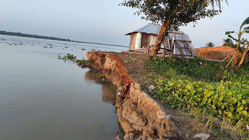 বাউফলে নদীভাঙনে বিলীনের পথে গ্রাম, ঝুঁকিতে শিক্ষাপ্রতিষ্ঠান