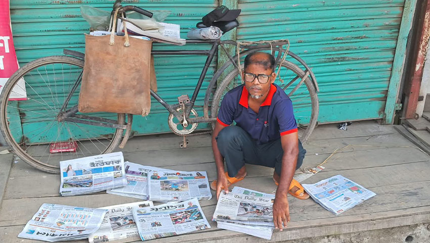 পত্রিকার বিক্রি কমেছে, মোস্তফার সংসারে বেড়েছে অভাব