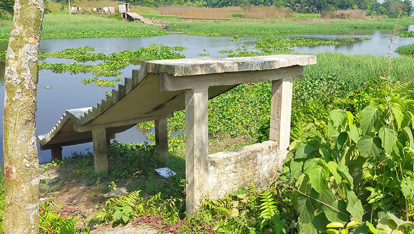 আড়াই লাখ টাকা ব্যয়ে ঘাট নির্মাণ, চার বছরেও কাজে আসেনি