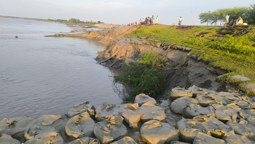 ৩০০ ফুট বাঁধ ধসে প্লাবনের শঙ্কায় উপকূলবাসী