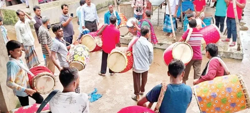 দুর্গাপূজার আগে কটিয়াদীতে বসে ৫০০ বছরের ঢাকের হাট