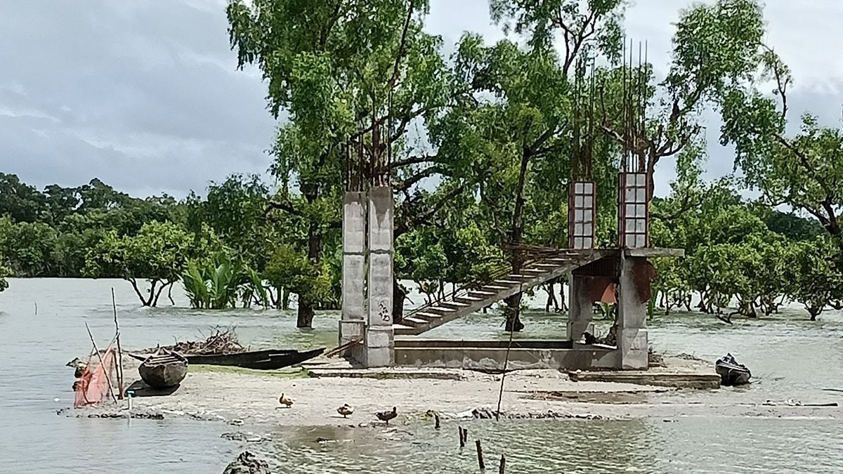 চার পিলারে আটকে কেওড়াকাটা পর্যটনকেন্দ্র