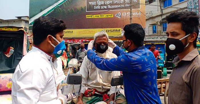 নওগাঁয় মাস্ক ও স্যানিটাইজার বিতরণ করছে ছাত্রলীগ